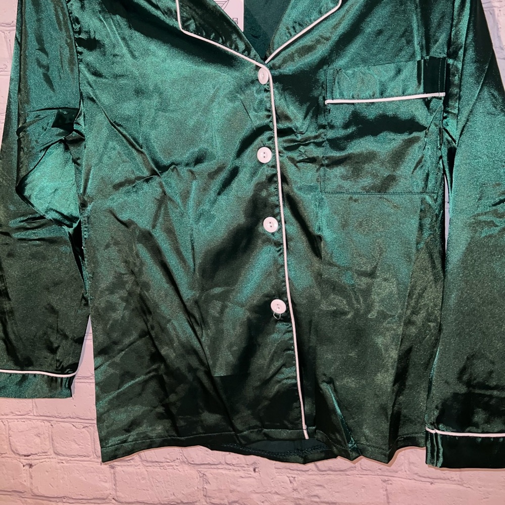 BRAND NWT Dark Green Silky button down top size M - Picture 3 of 7